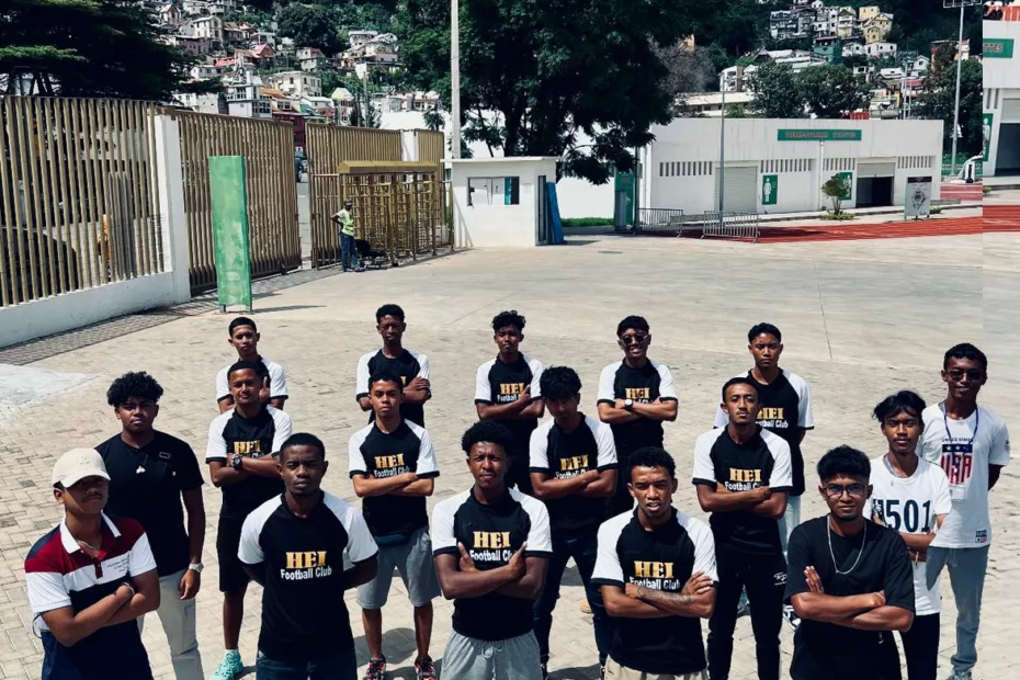 photo de groupe du club de foot d'HEI