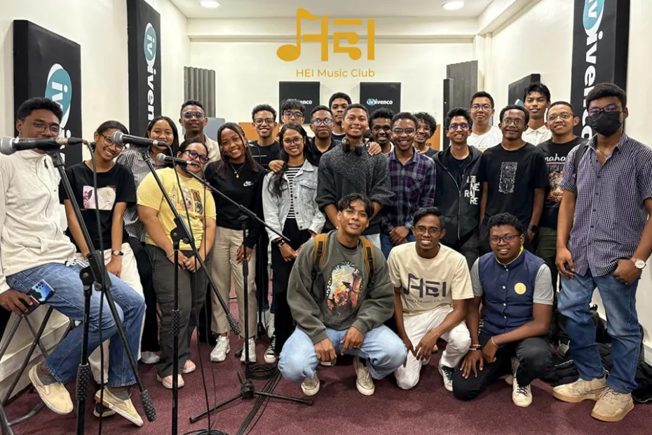 Photo de groupe du club de music avec Mirado