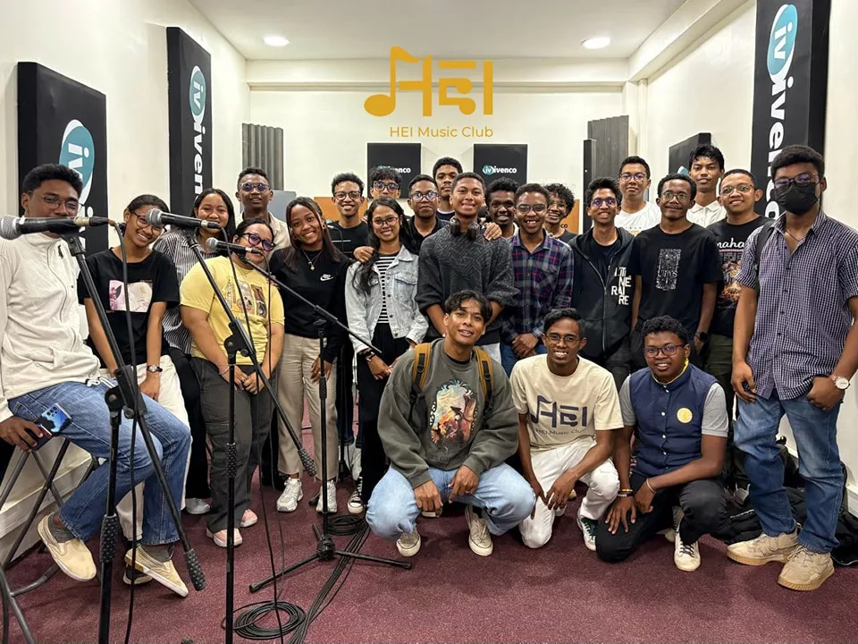 Photo de groupe du club de music avec Mirado